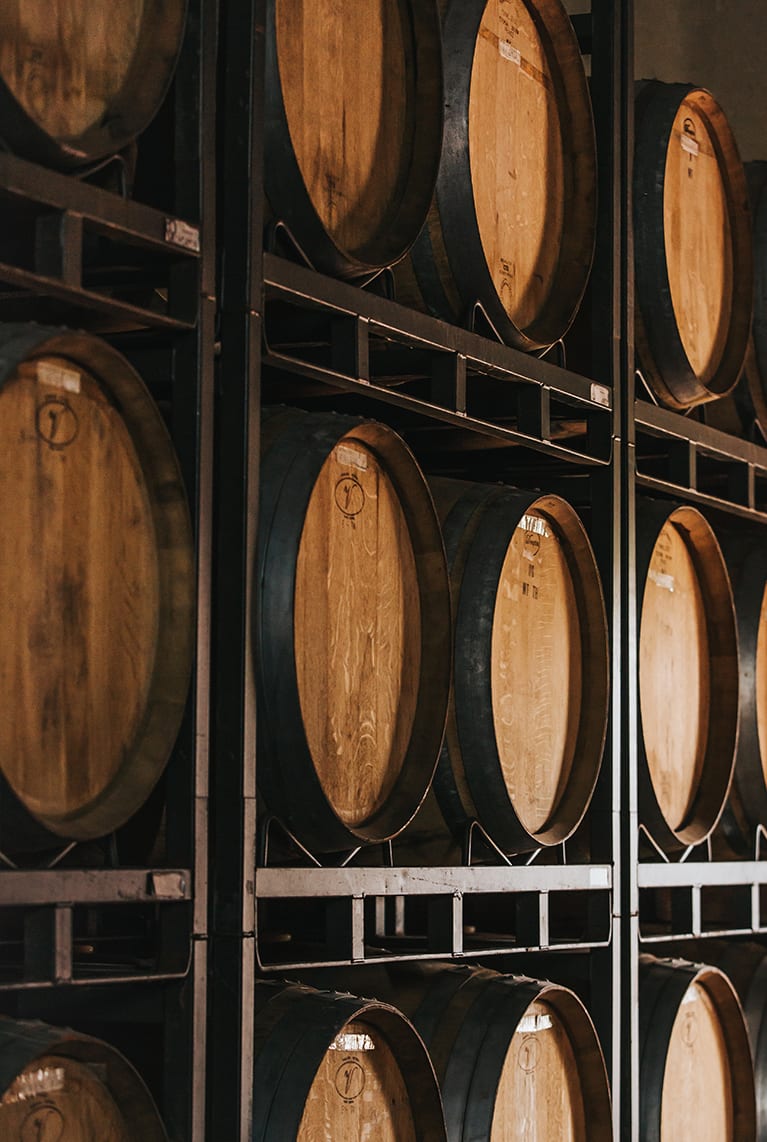 Barricas de vino donde reposa el vino de la Denominación de Origen Manchuela