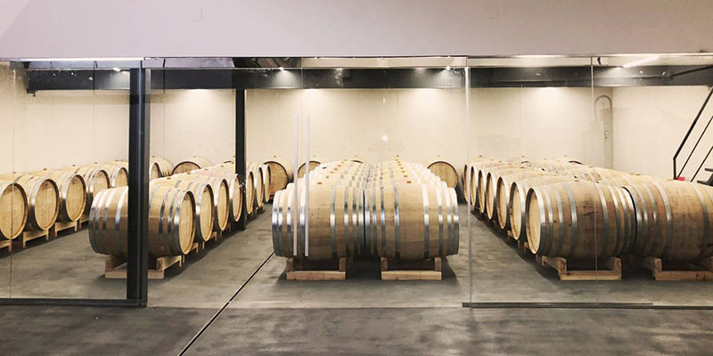 Además, cuenta con sótanos para barricas, donde el vino adquiere las notas aromáticas que durante la cata se identifican como tostadas, ahumadas, avainilladas y amaderadas. Vino Denominación de Origen Manchuela: La Cepa de Pelayo